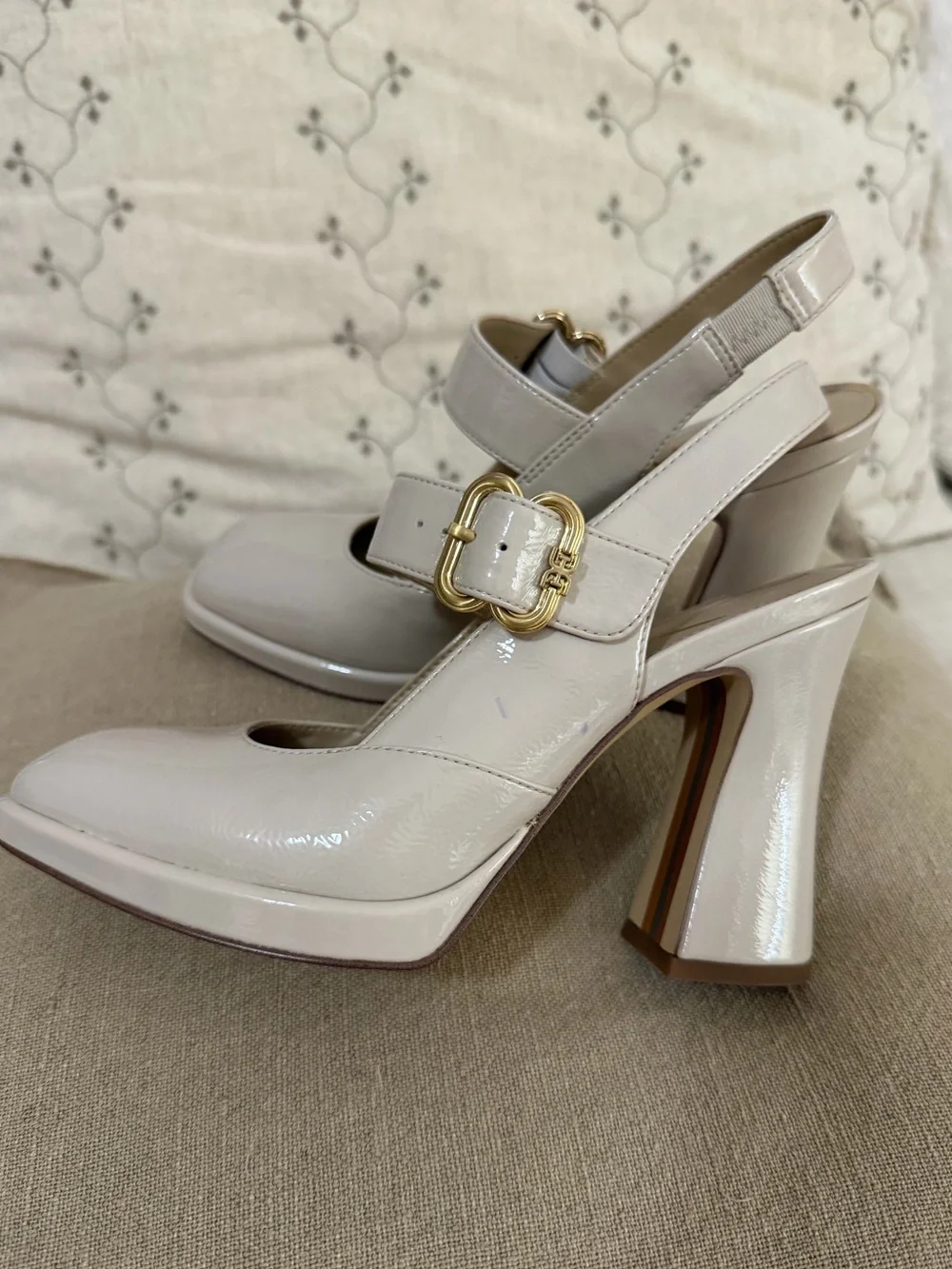 Sam Edelman size 6 Jildie Patent Slingback Heels in Linen Beige with Gold Buckle - Picture 5 of 8